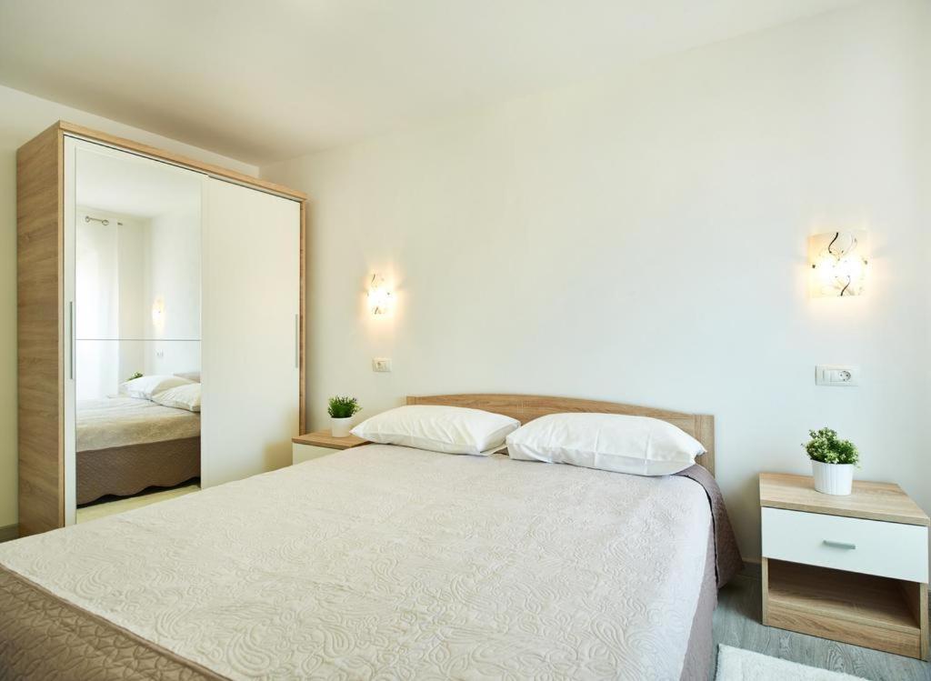 Roviv Apartments In The Old Town By Irundo Rovinj Exterior photo